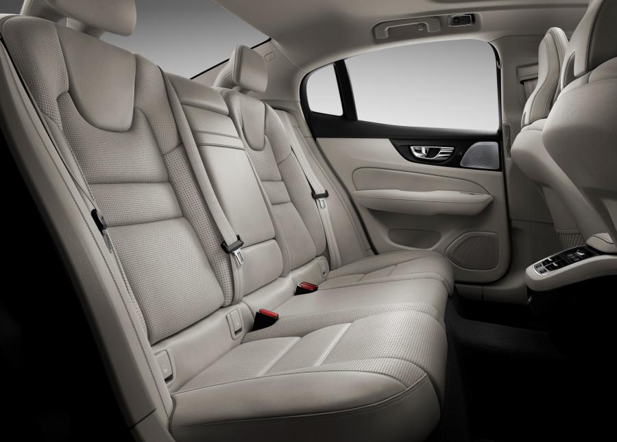 Интерьер Volvo S60 T6 Inscription 2018 года  (WW) (фото 36 из 65)